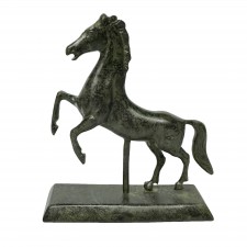 Άλογο Μασίφ που στέκεται στα πίσω του πόδια