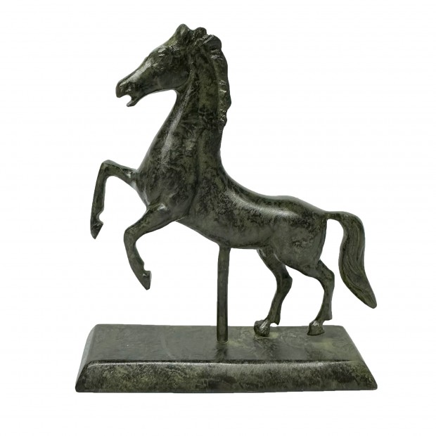 Άλογο Μασίφ που στέκεται στα πίσω του πόδια