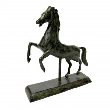 Άλογο Μασίφ που στέκεται στα πίσω του πόδια